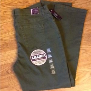 Gloria Vanderbilt Jeans - NWT Gloria Vanderbilt Amanda green jeans 12P Gloria Vanderbilt Jeans - NWT Gloria Vanderbilt Amanda green jeans 12P